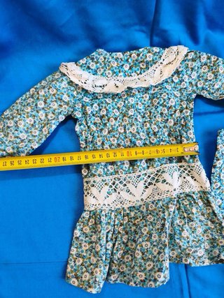 Fato antigo para boneca floral c/ renda