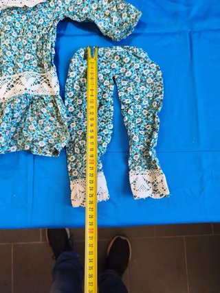 Fato antigo para boneca floral c/ renda