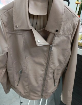 Cazadora polipiel beige/rosa