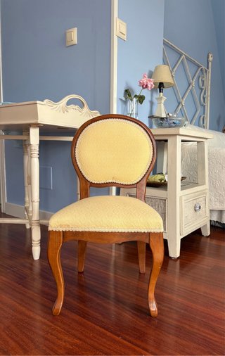 Silla Decorativa Madera y Tapizada Tela Color Ocre