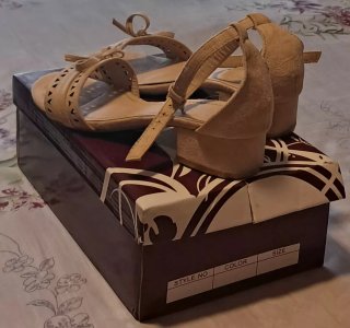 Sandalias beige.