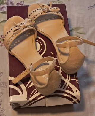 Sandalias beige.