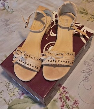 Sandalias beige.