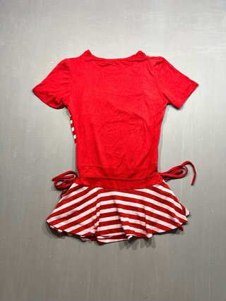 Camiseta a rayas roja y blanca
