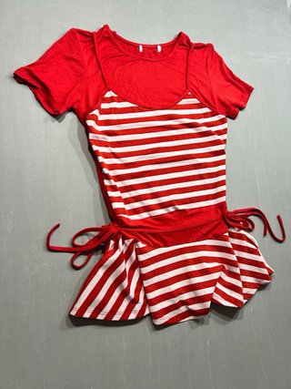 Camiseta a rayas roja y blanca