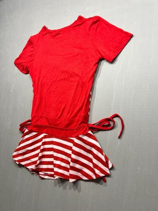 Camiseta a rayas roja y blanca