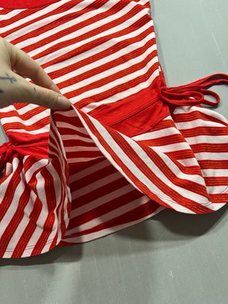 Camiseta a rayas roja y blanca