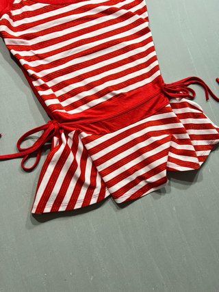 Camiseta a rayas roja y blanca