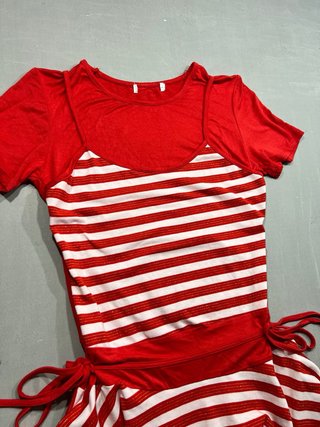 Camiseta a rayas roja y blanca