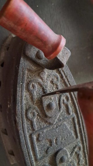 Ferro da stiro antico in ghisa