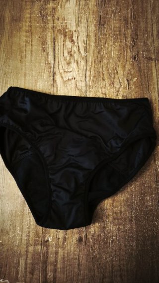 Braga bikini menstrual negra