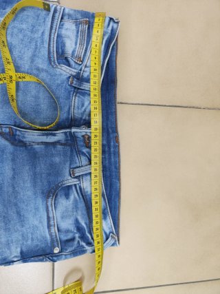Pantalón vaquero desgastado
