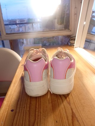 Zapatillas Stradivarius blancas y rosas