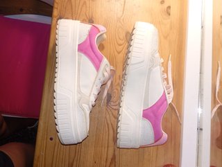 Zapatillas Stradivarius blancas y rosas
