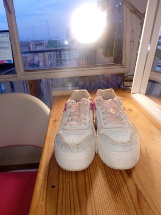 Zapatillas Stradivarius blancas y rosas