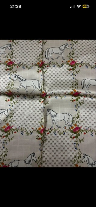 Foulard con cavalli e fiori