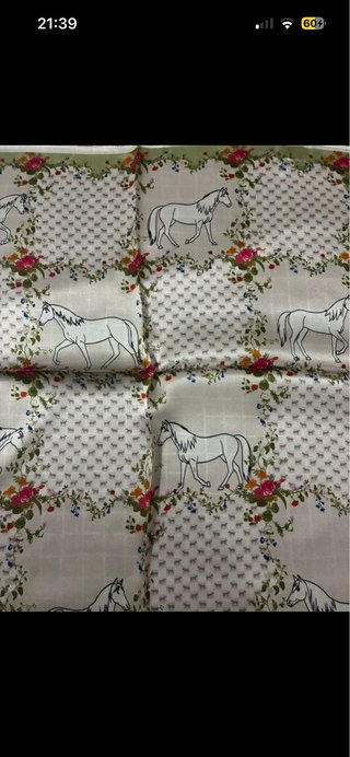 Foulard con cavalli e fiori