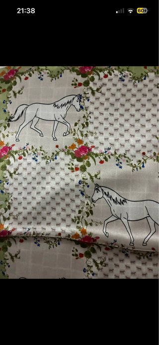 Foulard con cavalli e fiori