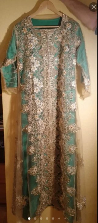 Vestido de fiesta verde con bordados dorados