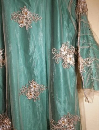 Vestido de fiesta verde con bordados dorados