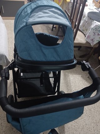 Carrito de bebé azul acolchado