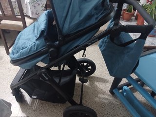 Carrito de bebé azul acolchado