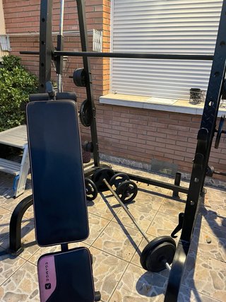 Rack de gimnasio con banco y pesas