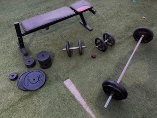 Rack de gimnasio con banco y pesas