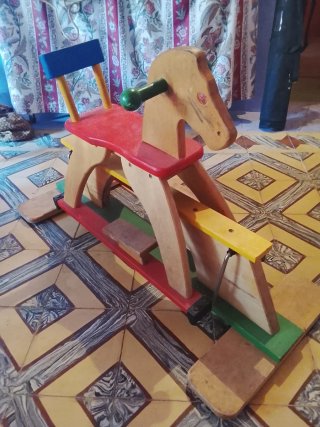 Caballito de madera para niños