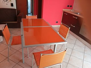 Tavolo vetro arancione + 4 sedie in ottimo stato