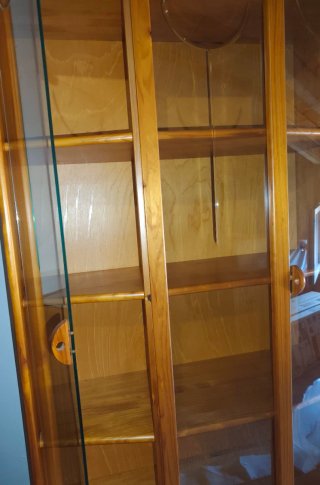 Credenza in pino con vetrina