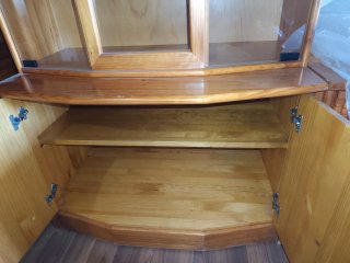 Credenza in pino con vetrina