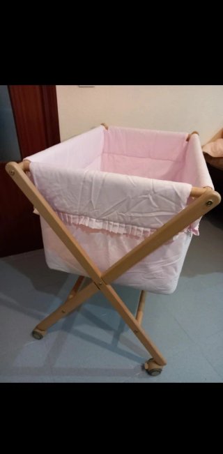 Minicuna rosa con ruedas