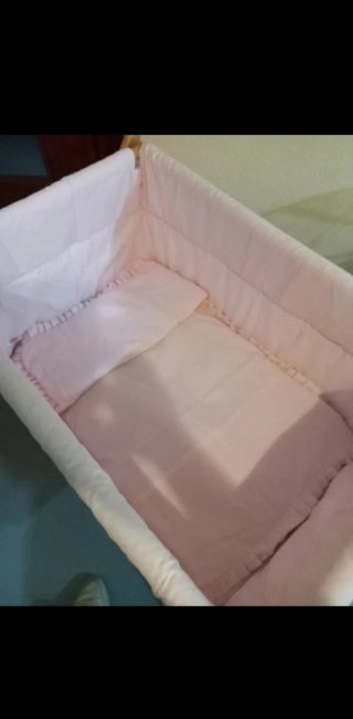Minicuna rosa con ruedas