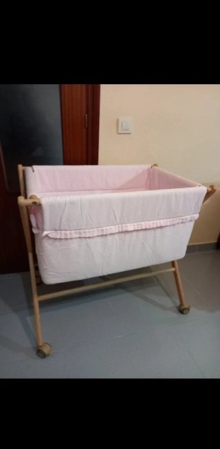 Minicuna rosa con ruedas