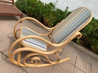 Mecedora antigua restaurada madera