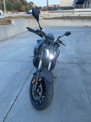 Yamaha MT07 de color negro, limitada carnet A2