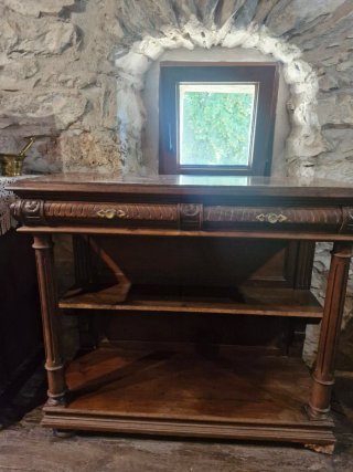 Aparador antiguo de madera y mármol