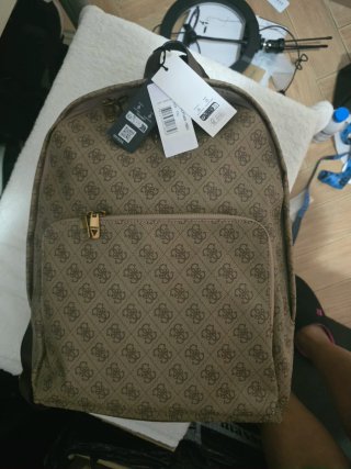 Mochila Guess Oroginal Beige y Dorada.