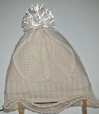 Gorro de invierno beige con pompón