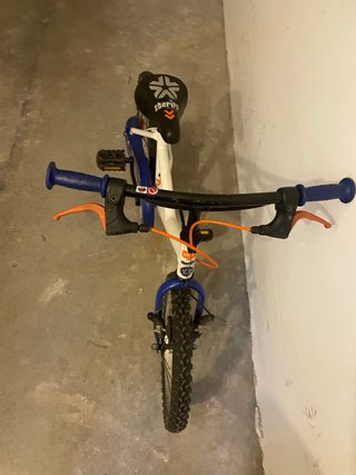 Bicicleta infantil blanca y azul