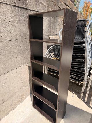 Estanterías de madera marrones