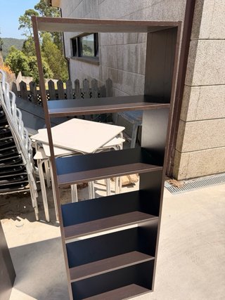 Estanterías de madera marrones