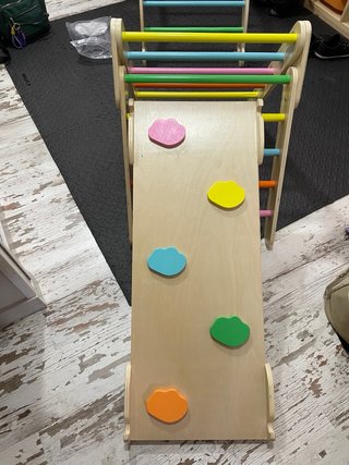 Triángulo de juego madera con rampa