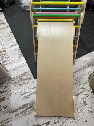 Triángulo de juego madera con rampa