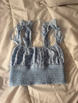 Top Stradivarius azul con volantes