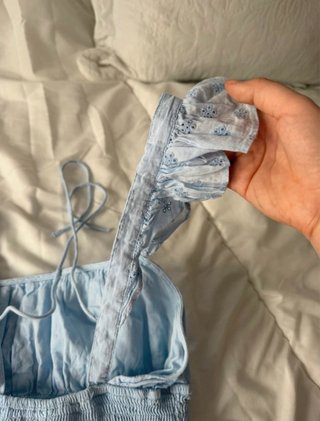 Top Stradivarius azul con volantes