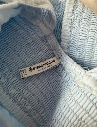 Top Stradivarius azul con volantes