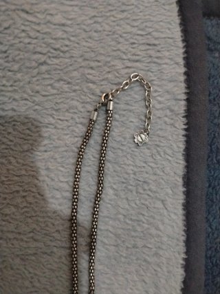 Collar de plata con flor