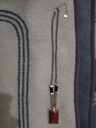 Collar de plata con flor